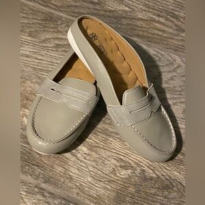 Cushion walk grey slide ons, size 8